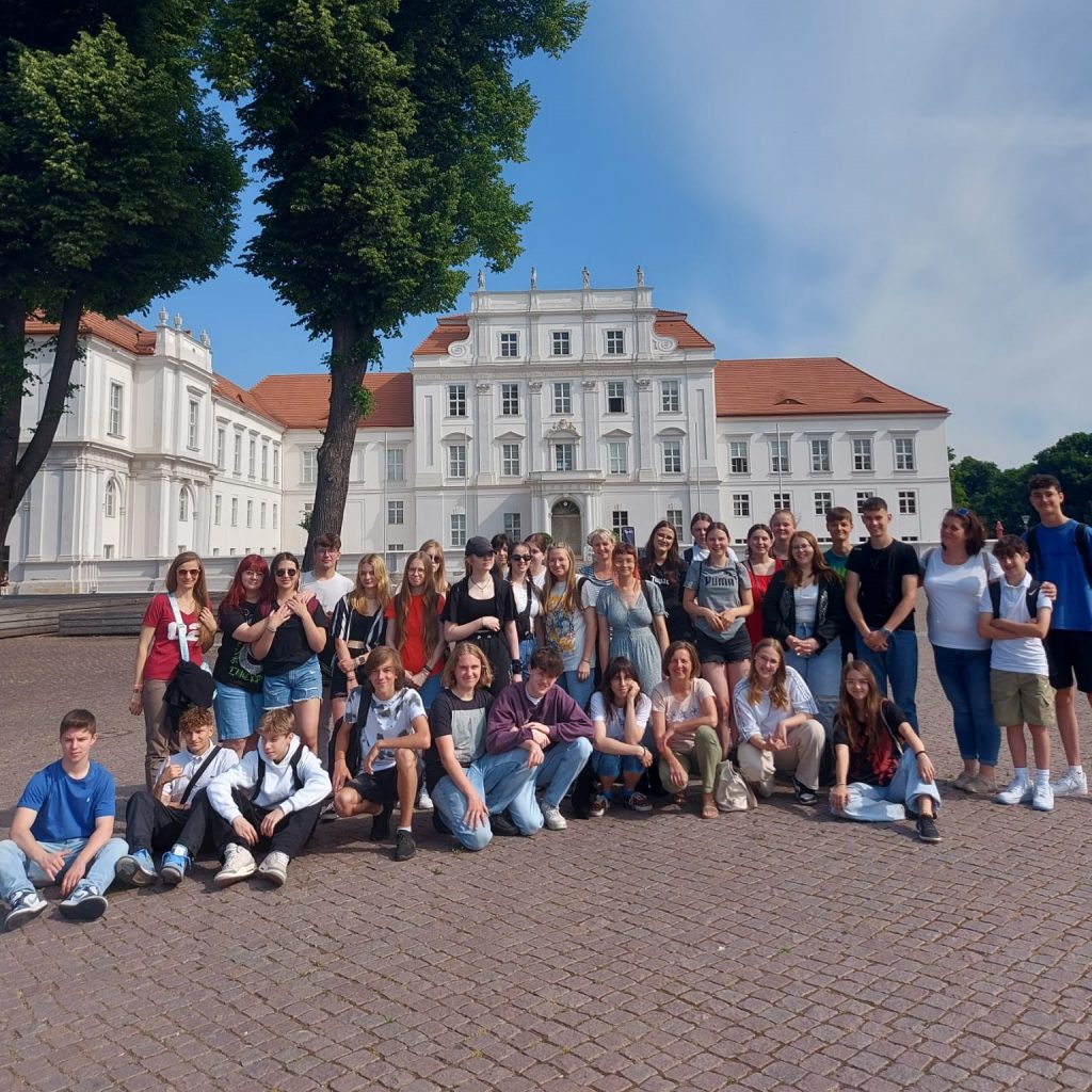 Austauschgruppe vor dem Schloss Oranienburg